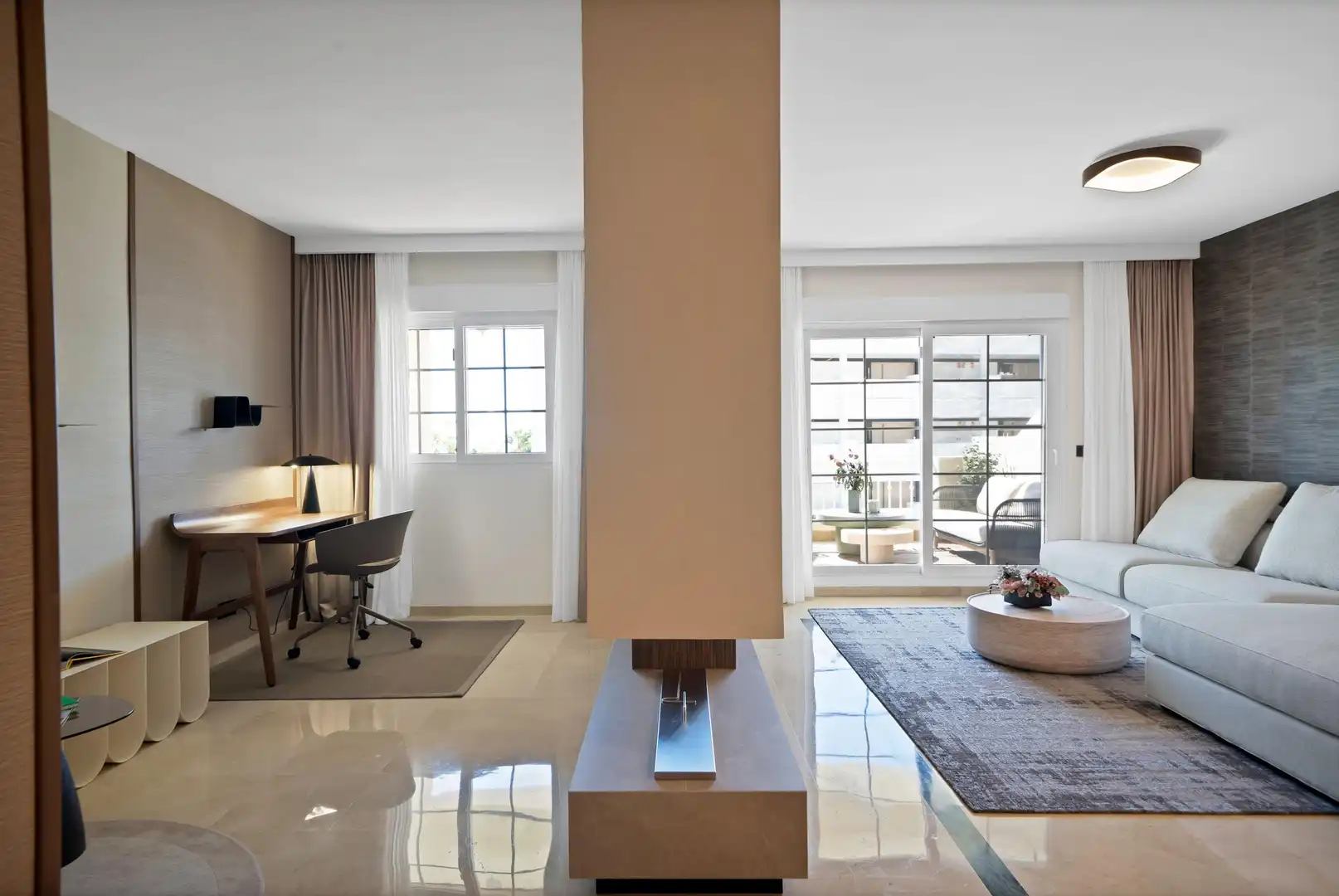 Sala de estar de Apartamento en venta en Marbella con Jardín privado, Alarma y Piscina comunitaria