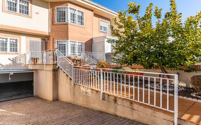 Vista exterior de Casa adosada en venda en Torrejón de la Calzada amb Calefacció, Jardí privat i Terrassa