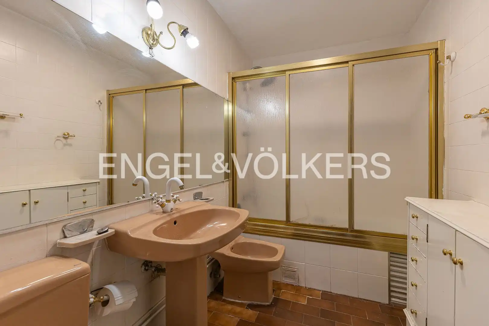 Badezimmer von Wohnung zum Verkauf in Madrid mit Heizung und Parkett