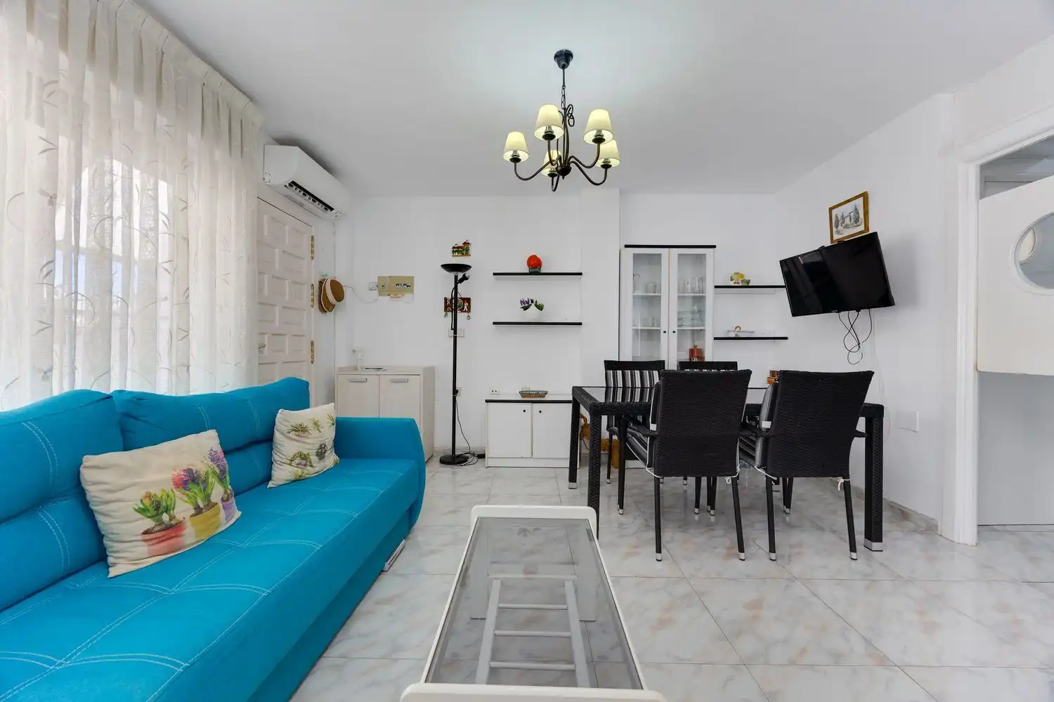 Sala d'estar de Casa adosada en venda en Torrevieja amb Terrassa, Moblat i Piscina comunitària