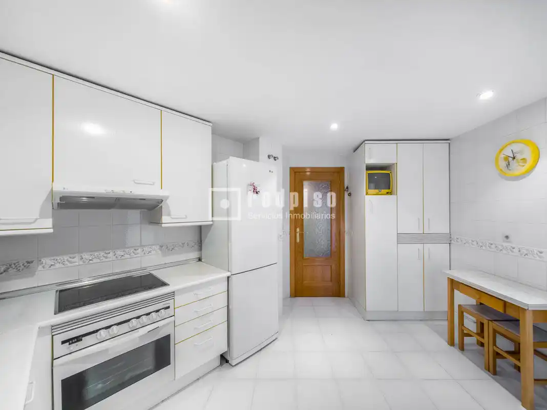 Cocina de Piso en venta en Alcorcón con Aire acondicionado, Calefacción y Jardín privado