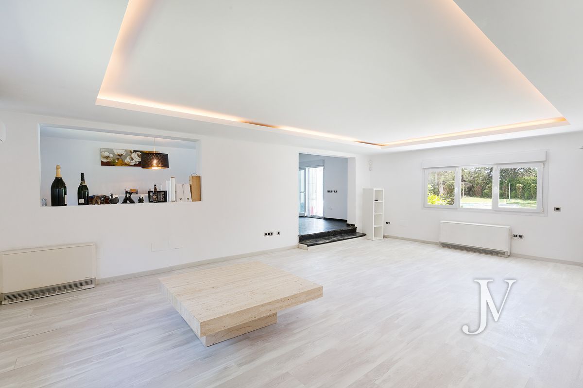 Sala d'estar de Casa o xalet en venda en La Moraleja amb Aire condicionat, Calefacció i Jardí privat