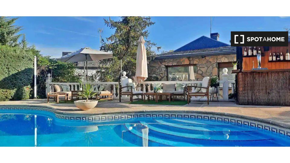 Piscina de Pis de lloguer en Torrelodones amb Aire condicionat, Calefacció i Moblat