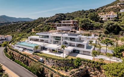 Vista exterior de Casa o xalet en venda en Benahavís amb Aire condicionat, Terrassa i Piscina