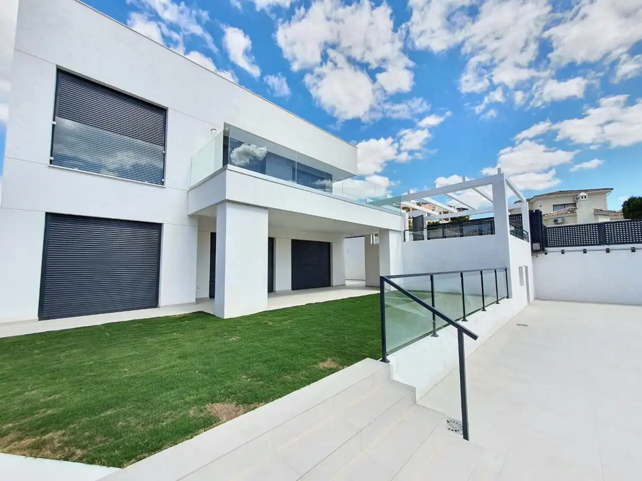 House with pool for sale in Del Jade