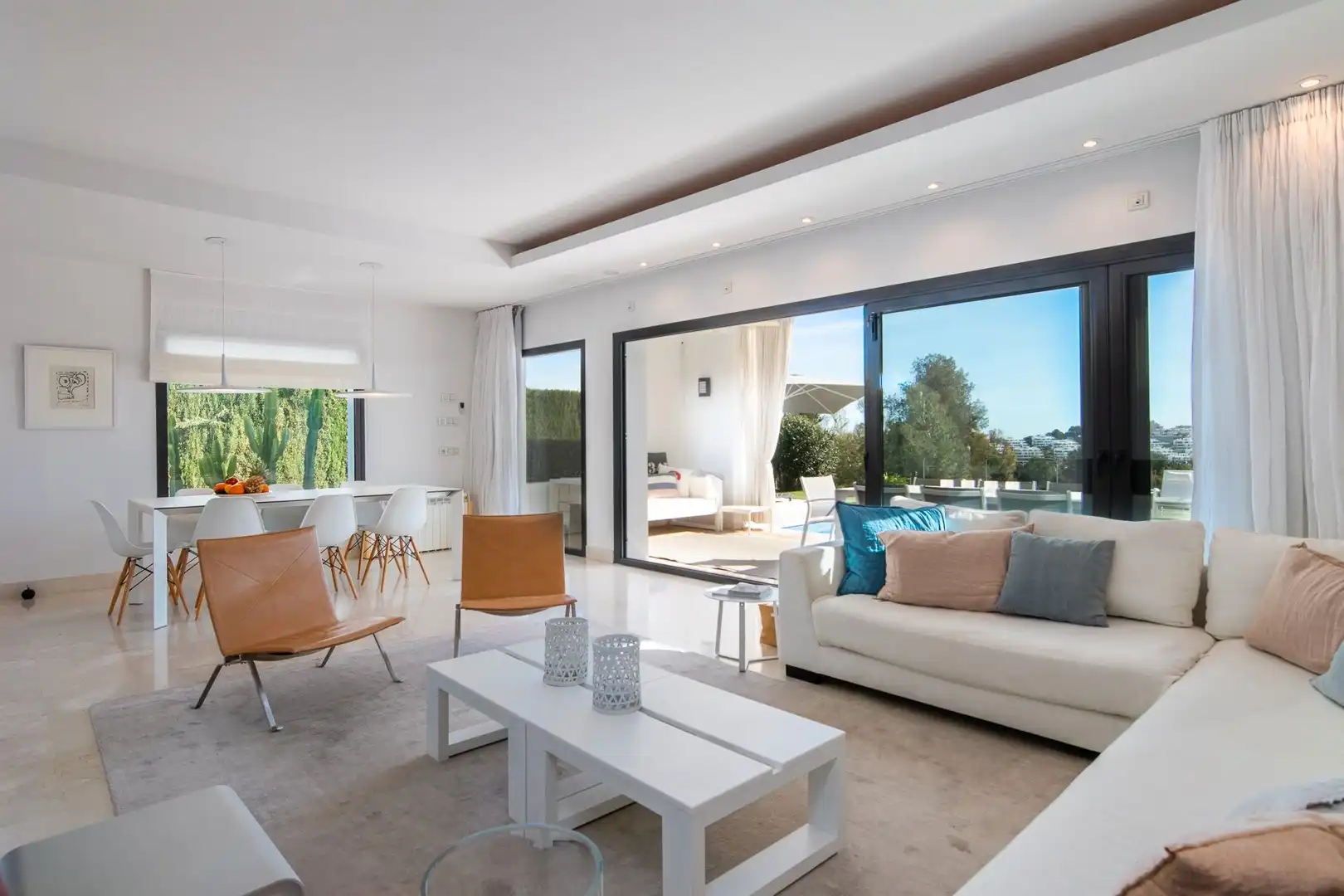 Sala d'estar de Casa o xalet de lloguer en Estepona amb Aire condicionat, Jardí privat i Terrassa