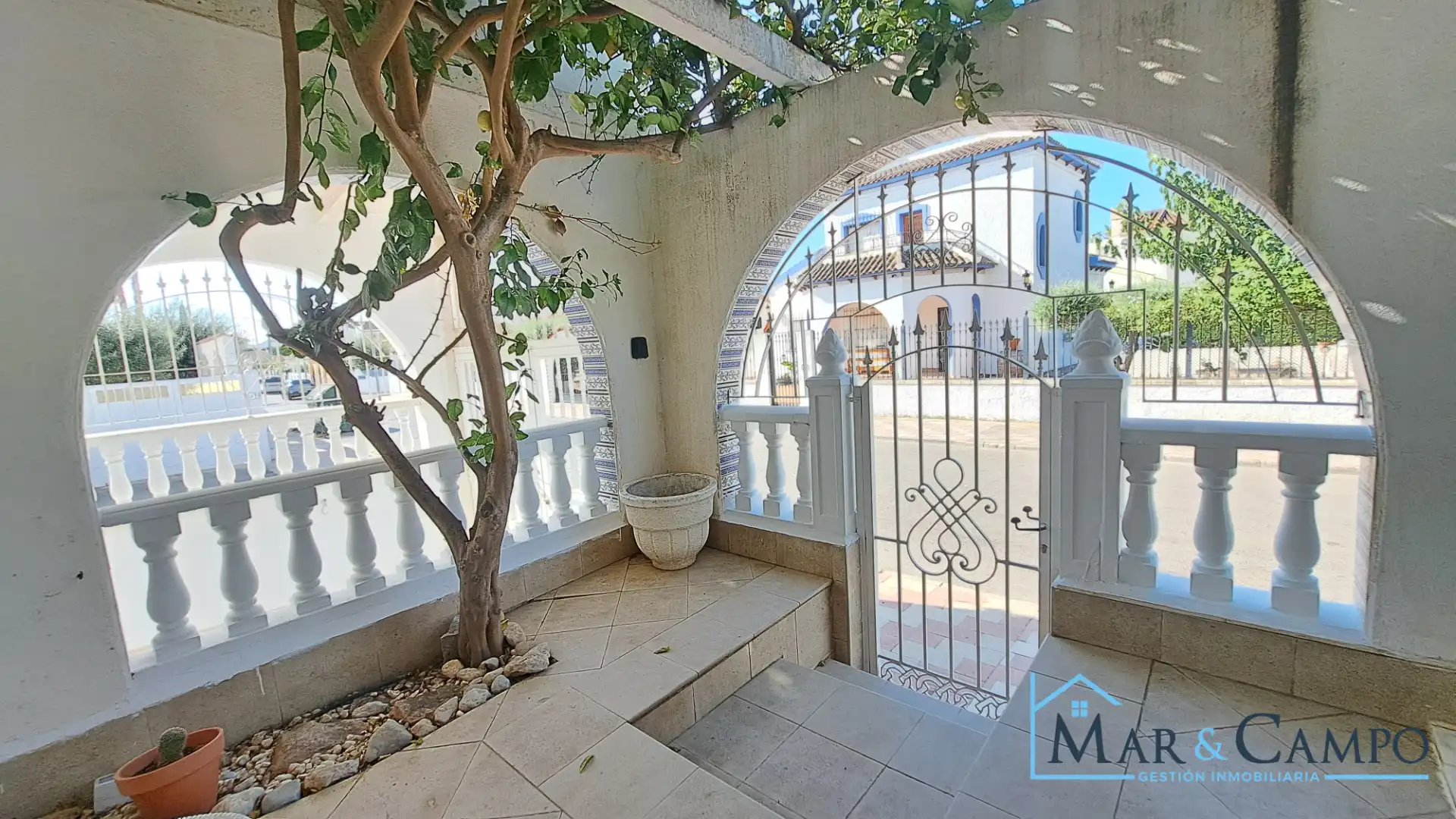 Vista exterior de Casa adosada en venta en Los Alcázares con Aire acondicionado, Jardín privado y Amueblado