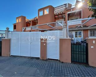 Vista exterior de Casa o xalet en venda en Torrevieja amb Calefacció, Terrassa i Piscina comunitària