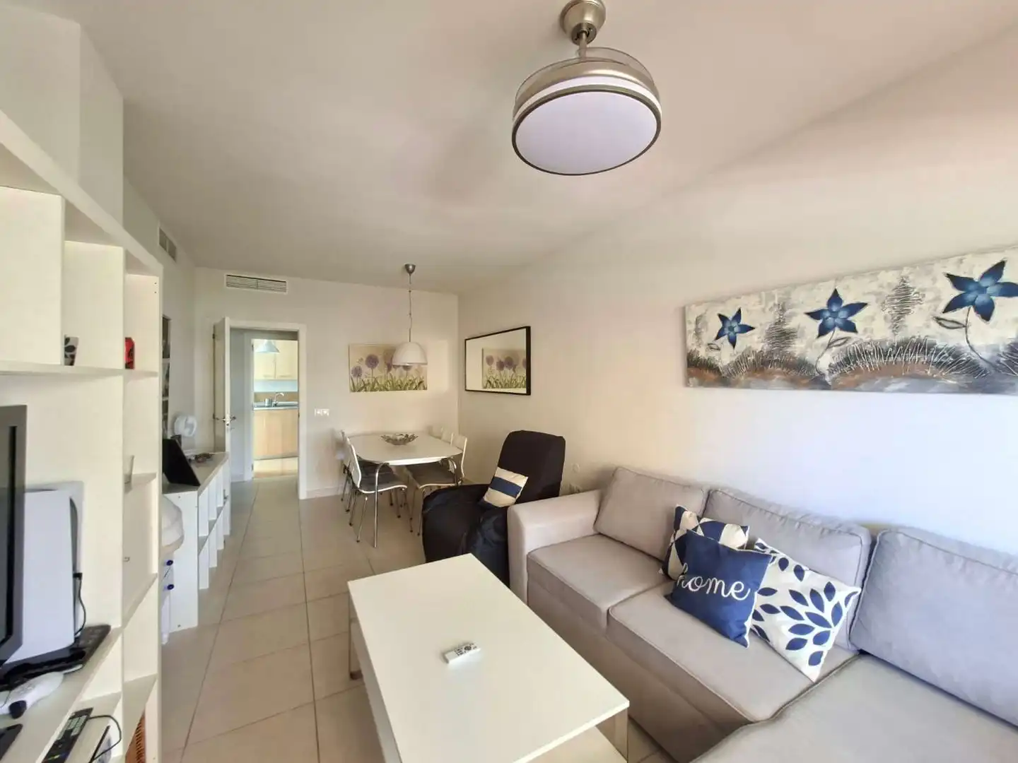 Sala d'estar de Pis de lloguer en Algarrobo amb Aire condicionat, Terrassa i Piscina