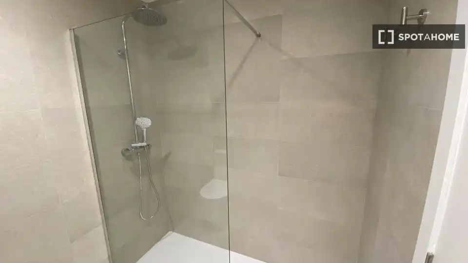 Baño de Piso de alquiler en Valencia con Aire acondicionado, Calefacción y Amueblado