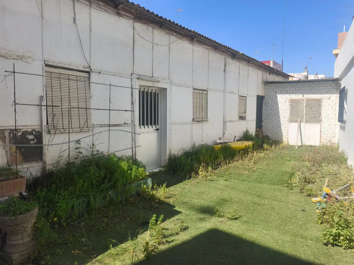 Außenansicht von Residential zum Verkauf in San Fernando