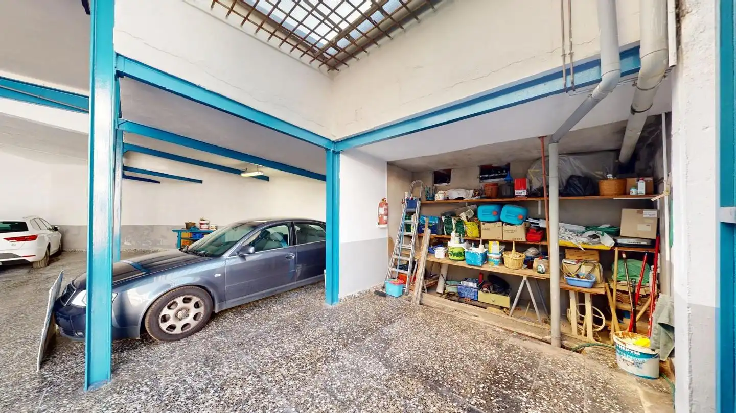 Aparcament de Casa o xalet en venda en Viladecans amb Jardí privat i Terrassa