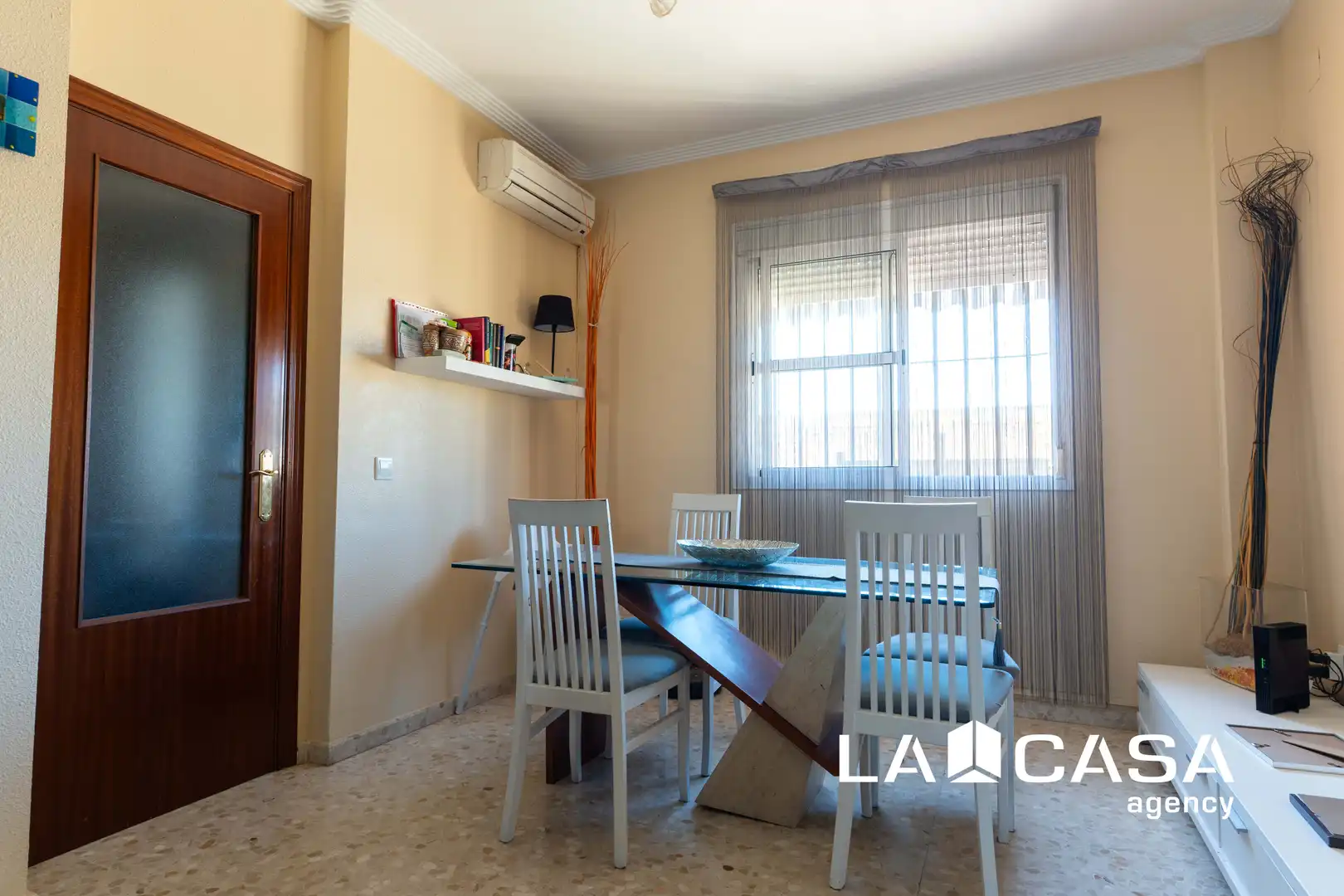 Sala d'estar de Casa adosada en venda en Dos Hermanas amb Aire condicionat i Terrassa