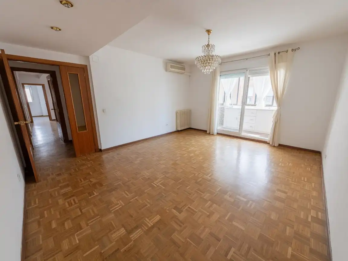 Sala d'estar de Pis en venda en Madrid amb Aire condicionat, Calefacció i Parquet
