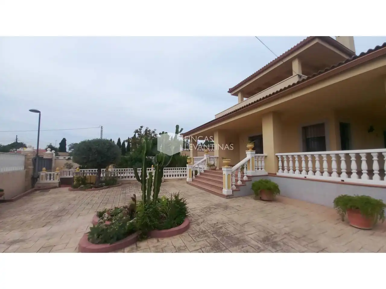Vista exterior de Casa o xalet en venda en San Vicente del Raspeig / Sant Vicent del Raspeig amb Aire condicionat, Jardí privat i Terrassa