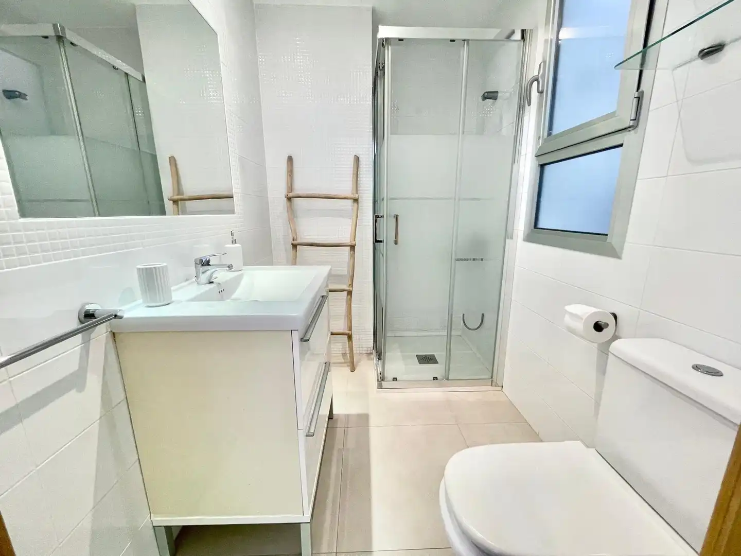 Baño de Apartamento de alquiler en Guardamar del Segura con Amueblado, Lavadora y Microondas