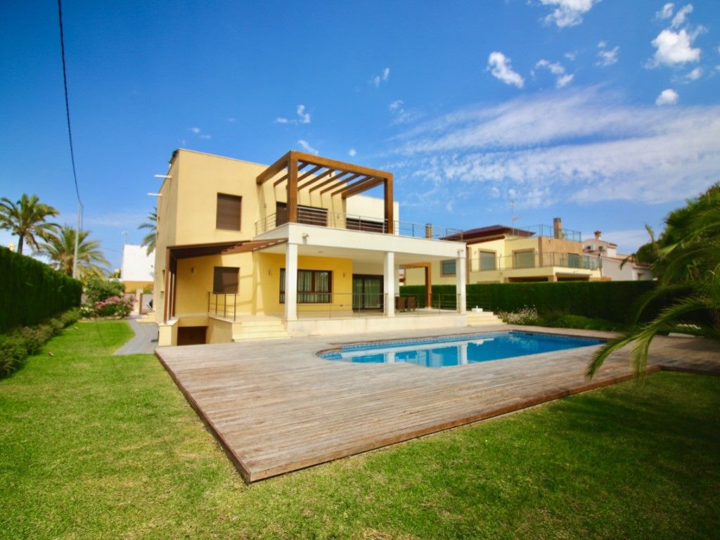 Vista exterior de Casa o xalet en venda en Orihuela amb Aire condicionat, Jardí privat i Terrassa