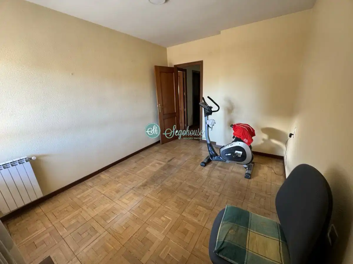 Dormitori de Pis en venda en Segovia amb Calefacció, Parquet i Terrassa