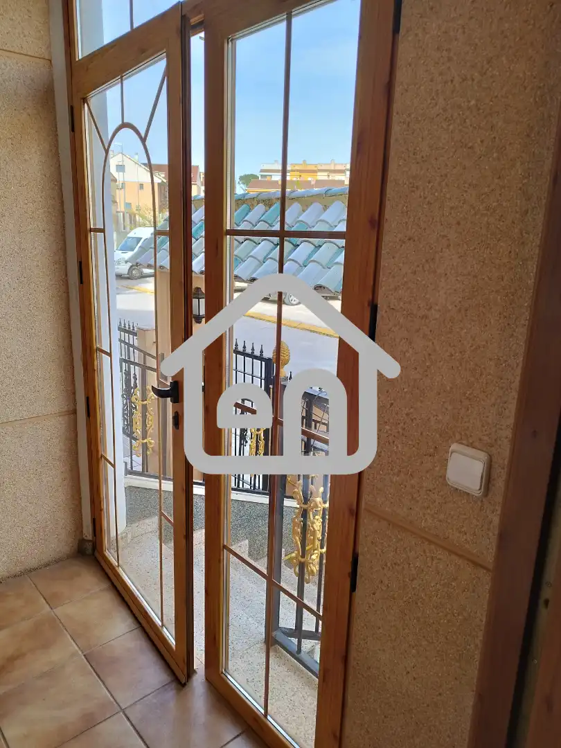 Einfamilien-Reihenhaus zum Verkauf in Requena mit Heizung, Terrasse und Abstellraum