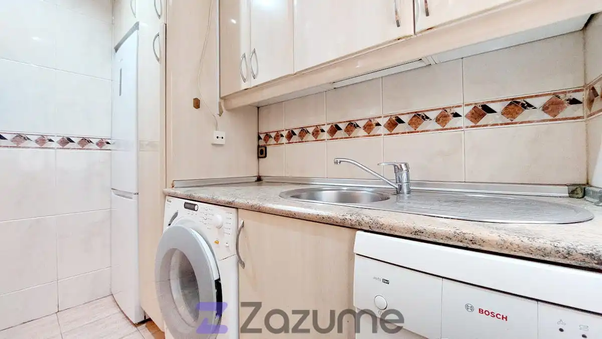 Kitchen of Flat for rent in Madrid  with Air Conditioner, Heating and Oven