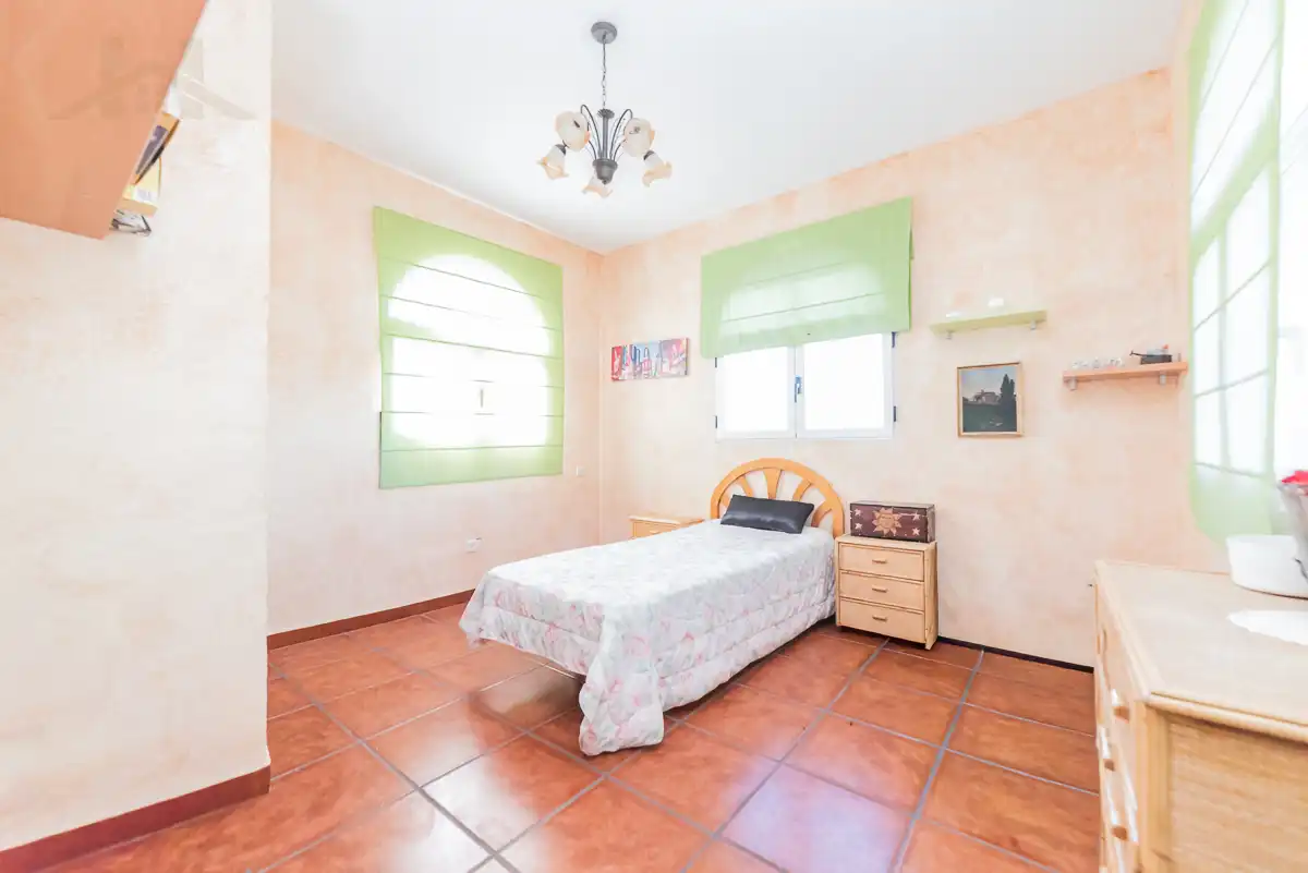 Dormitori de Casa o xalet en venda en Sevilla la Nueva amb Calefacció, Jardí privat i Piscina