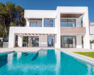 Vista exterior de Casa o xalet en venda en Marbella amb Aire condicionat i Piscina