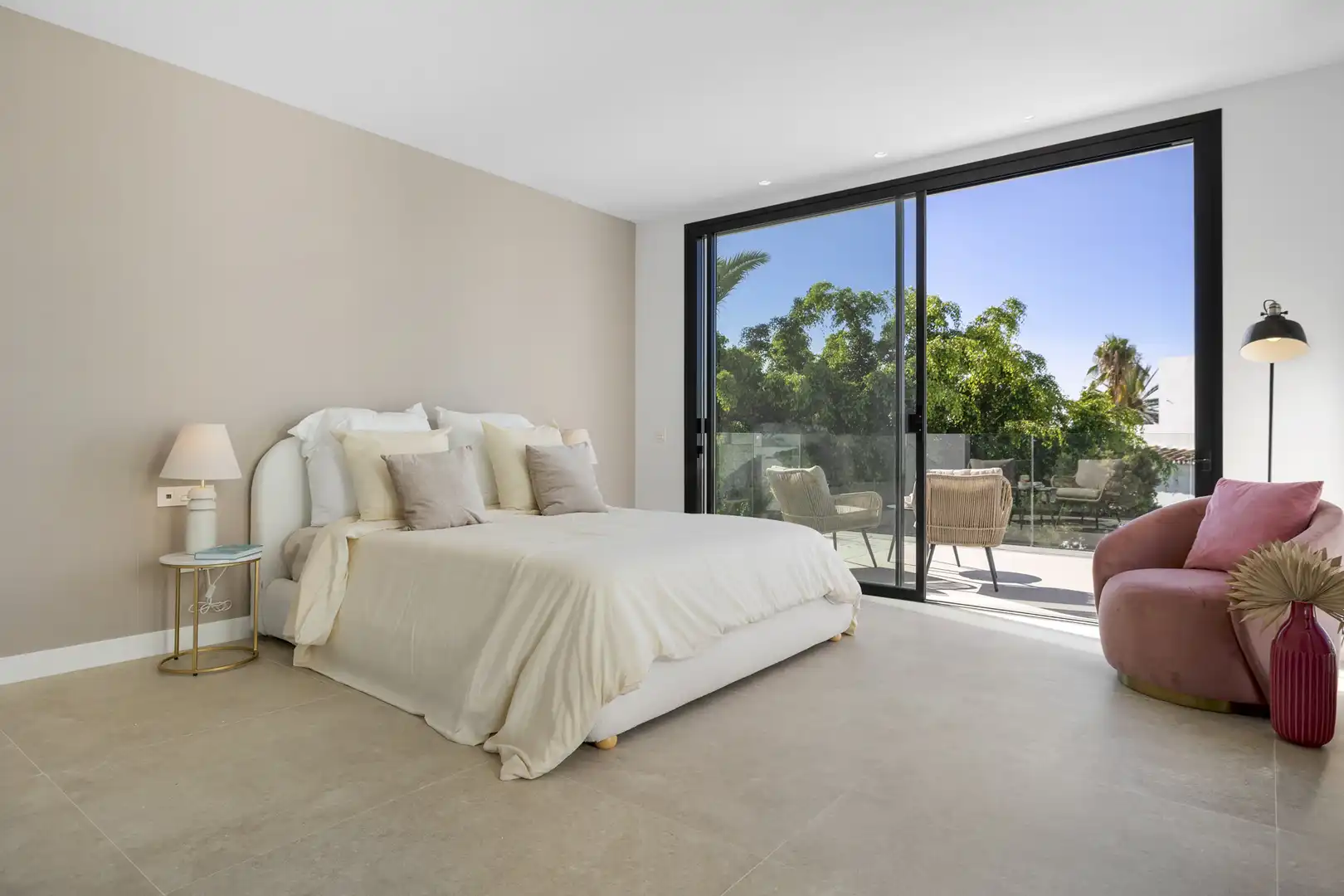 Dormitori de Casa o xalet en venda en Marbella amb Aire condicionat, Jardí privat i Terrassa