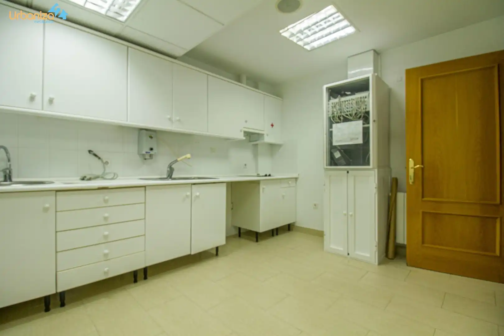 Küche von Büro zum Verkauf in Badajoz mit Klimaanlage und Abstellraum