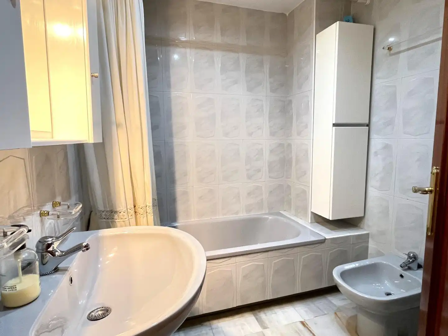 Badezimmer von Wohnungen zum Verkauf in Fuengirola mit Gemeinschaftspool