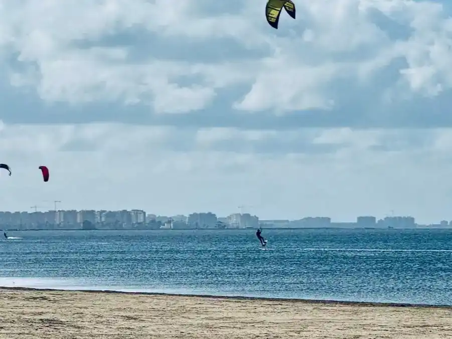 Vista exterior de Pis en venda en San Pedro del Pinatar amb Aire condicionat