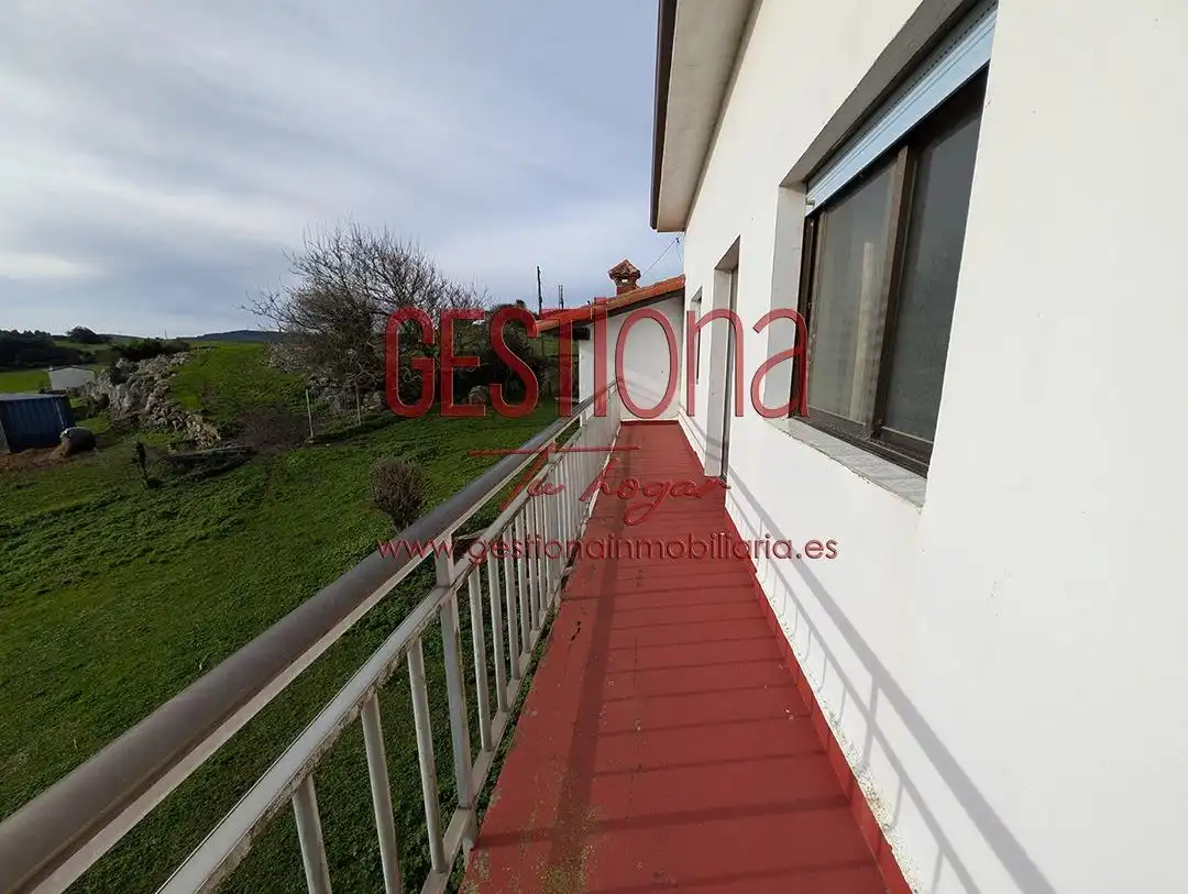Außenansicht von Country house zum Verkauf in Bareyo mit Privatgarten, Terrasse und Balkon
