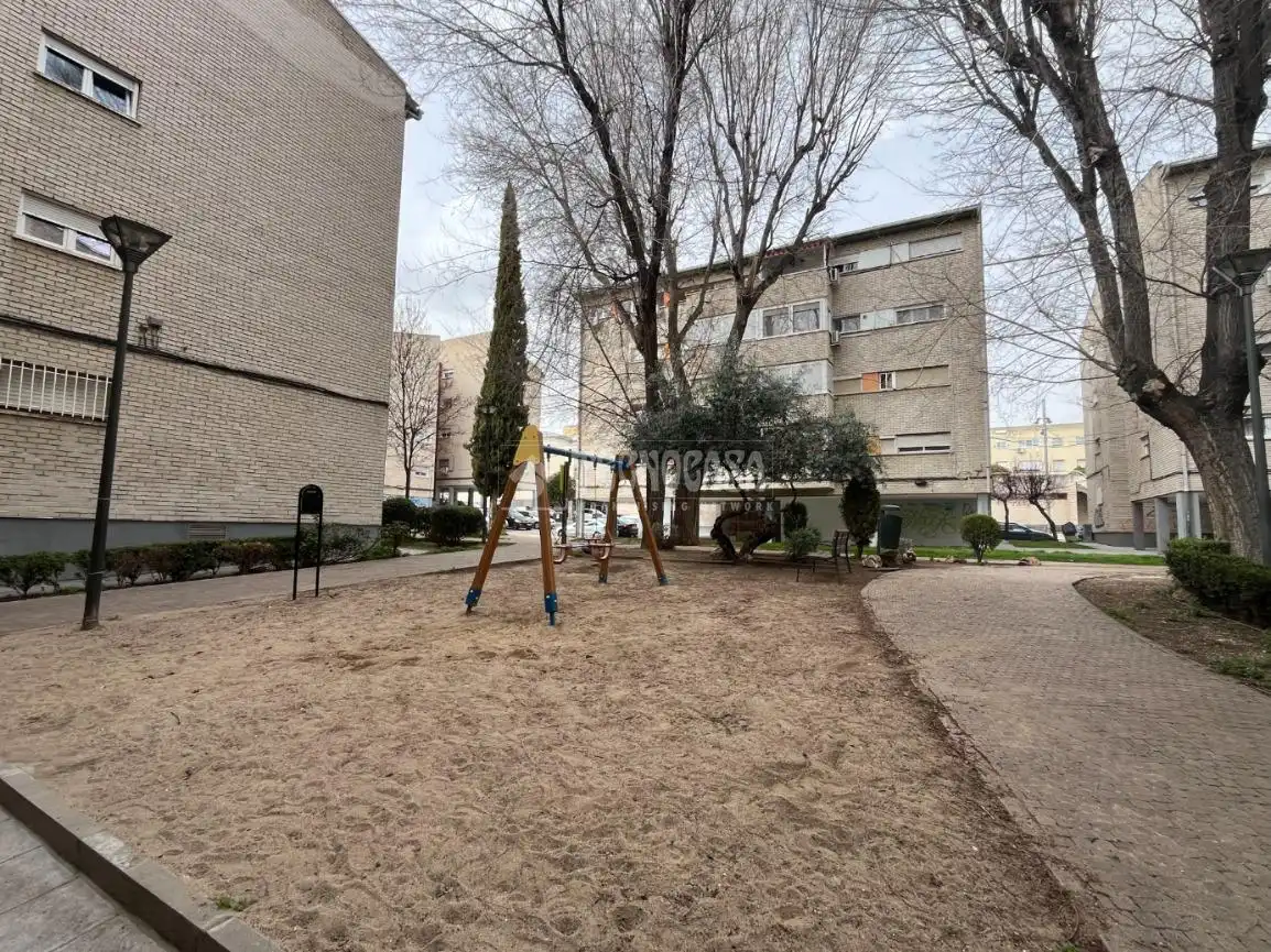 Aparcament de Pis en venda en San Fernando de Henares amb Calefacció, Terrassa i Traster