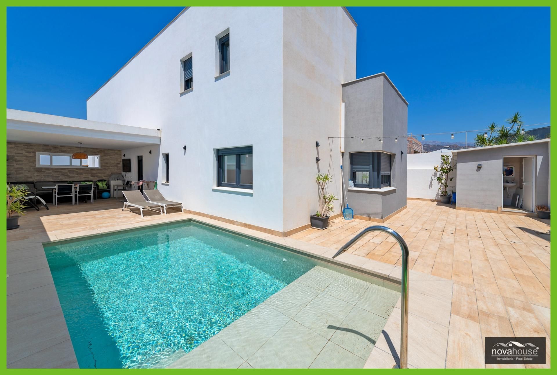 Piscina de Casa o xalet en venda en Vélez-Málaga amb Aire condicionat, Jardí privat i Terrassa