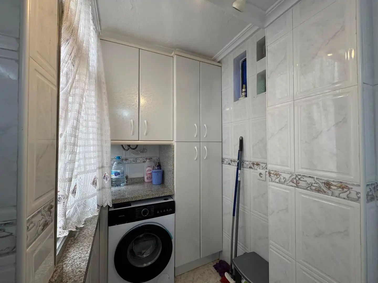 Bany de Apartament de lloguer en El Campello amb Jardí privat, Terrassa i Moblat