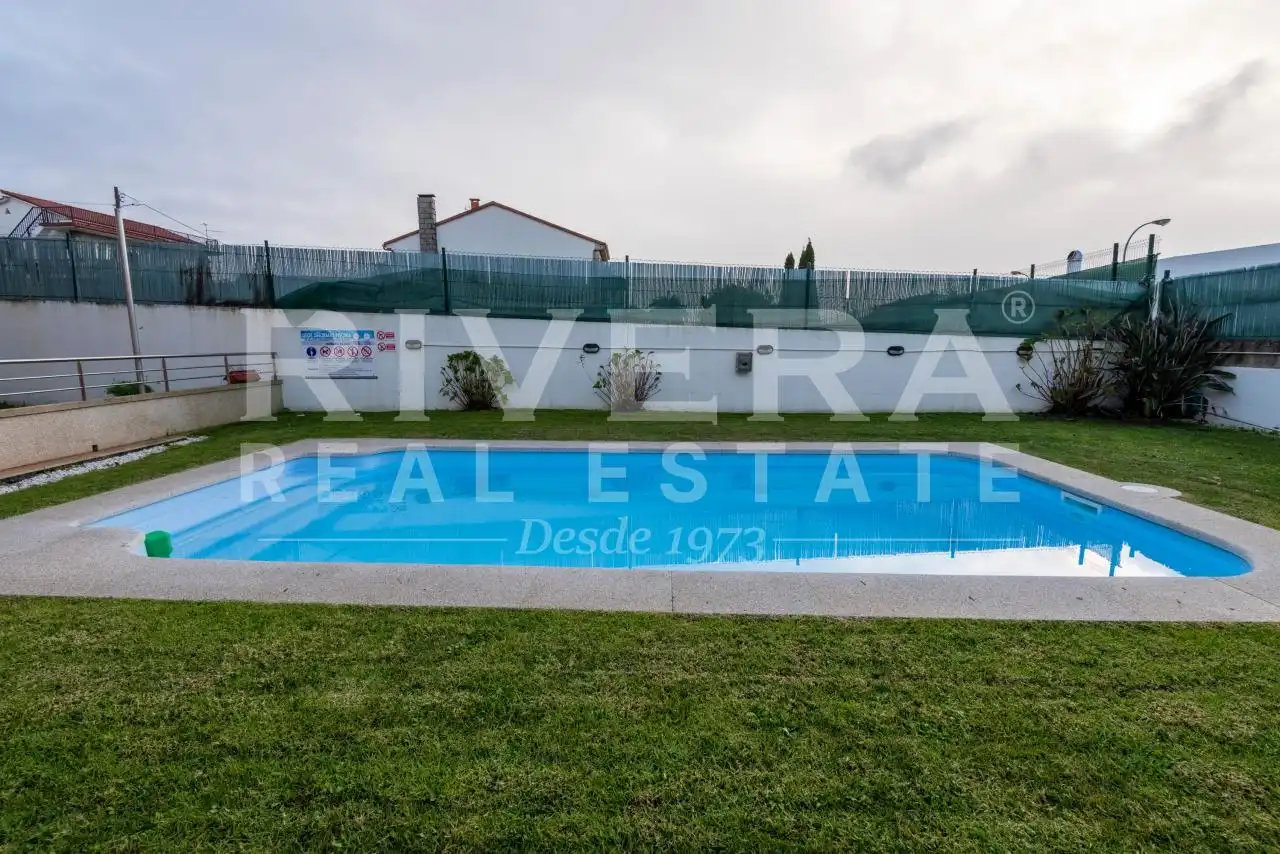 Piscina de Casa o chalet en venta en Sanxenxo con Calefacción, Jardín privado y Parquet