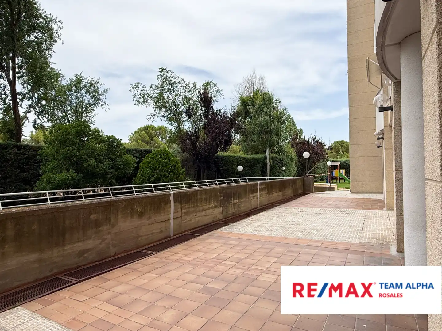 Vista exterior de Casa o xalet en venda en Madrid amb Calefacció, Jardí privat i Parquet