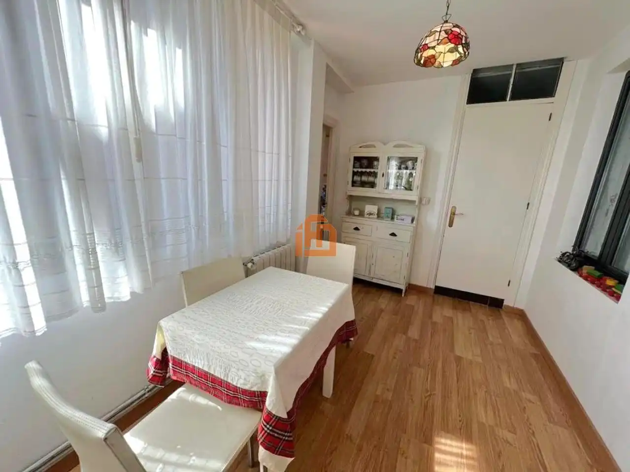 Menjador de Casa o xalet en venda en La Robla  amb Calefacció, Terrassa i Traster