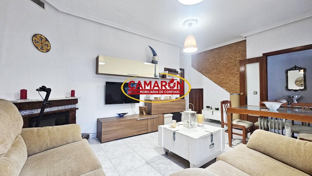 Sala d'estar de Casa adosada en venda en Mairena del Aljarafe
