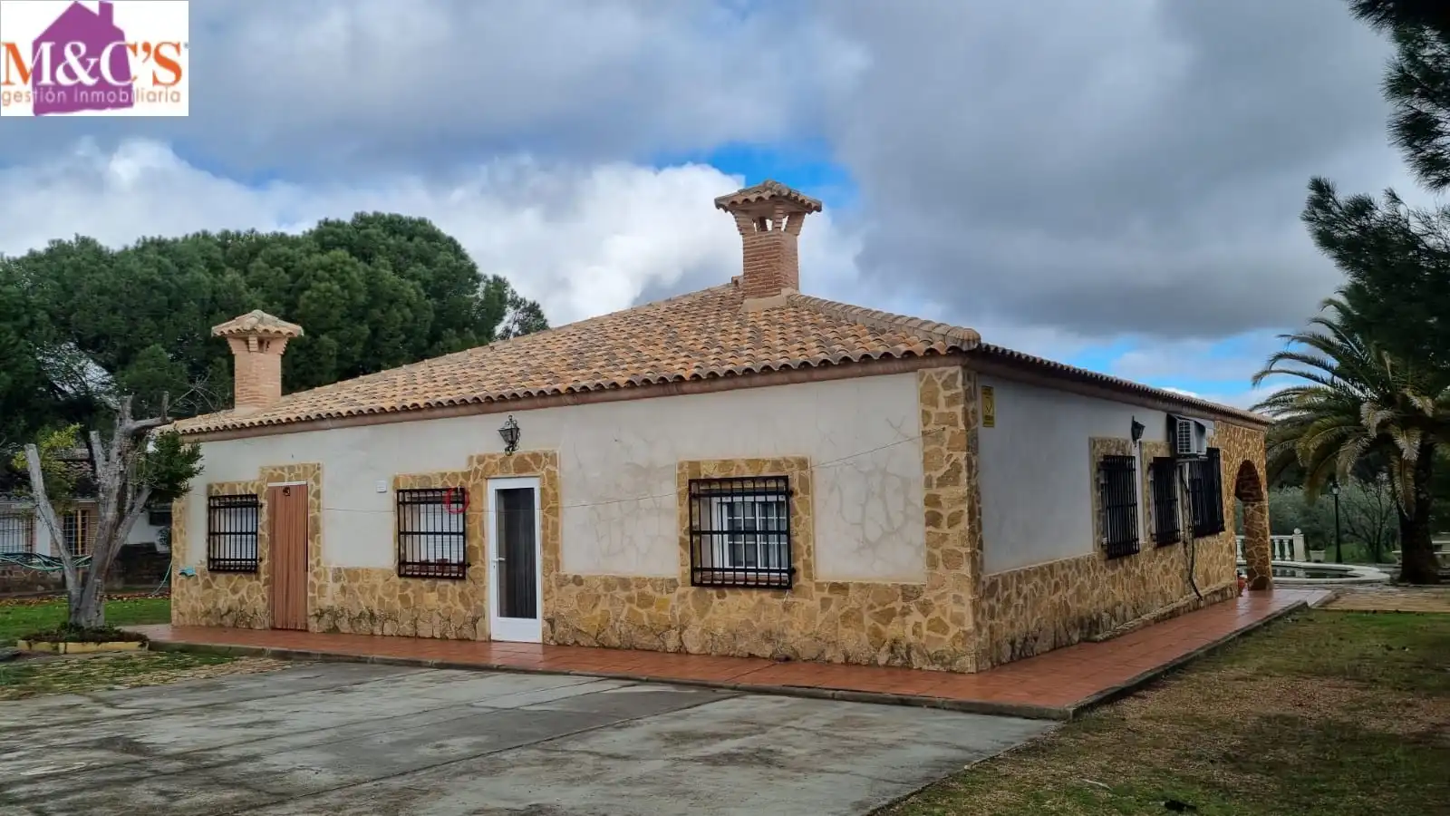 Vista exterior de Casa o xalet en venda en Cabezarrubias del Puerto amb Aire condicionat, Calefacció i Jardí privat