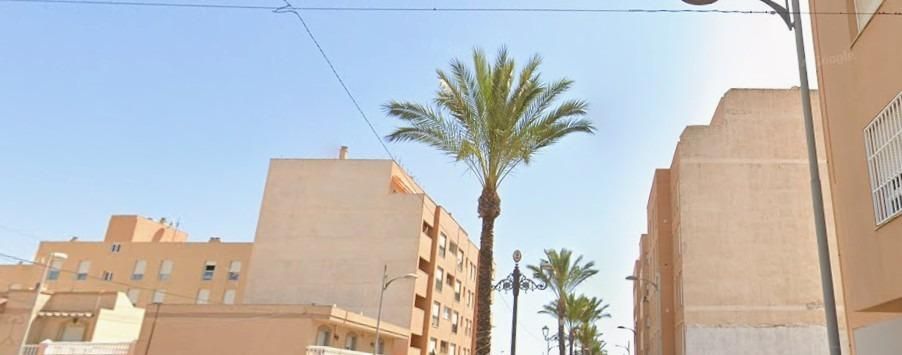 Vista exterior de Pis en venda en Roquetas de Mar amb Terrassa