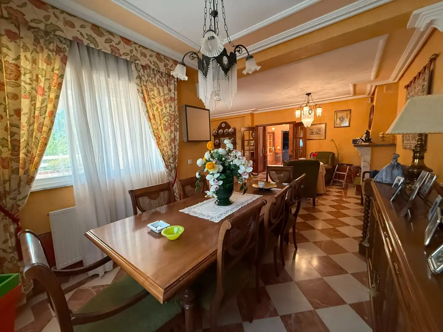 Esszimmer von Einfamilien-Reihenhaus zum Verkauf in Santa Marta de Tormes mit Klimaanlage, Heizung und Privatgarten