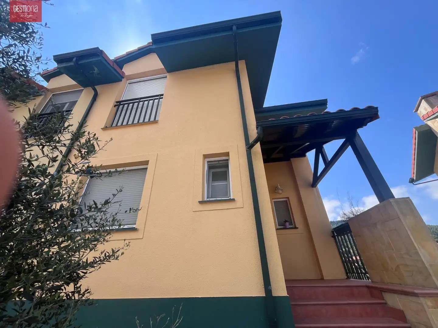 Vista exterior de Casa adosada en venda en Arnuero amb Calefacció, Jardí privat i Terrassa