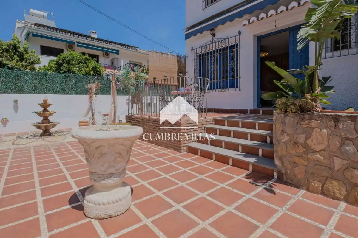 Vista exterior de Casa o chalet en venta en Almuñécar con Jardín privado, Terraza y Amueblado
