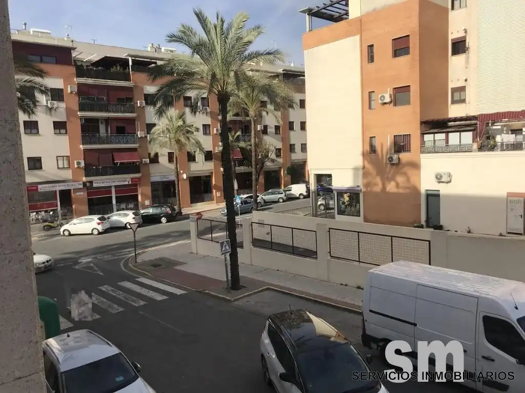 Vista exterior de Oficina en venda en Alcalá de Guadaira