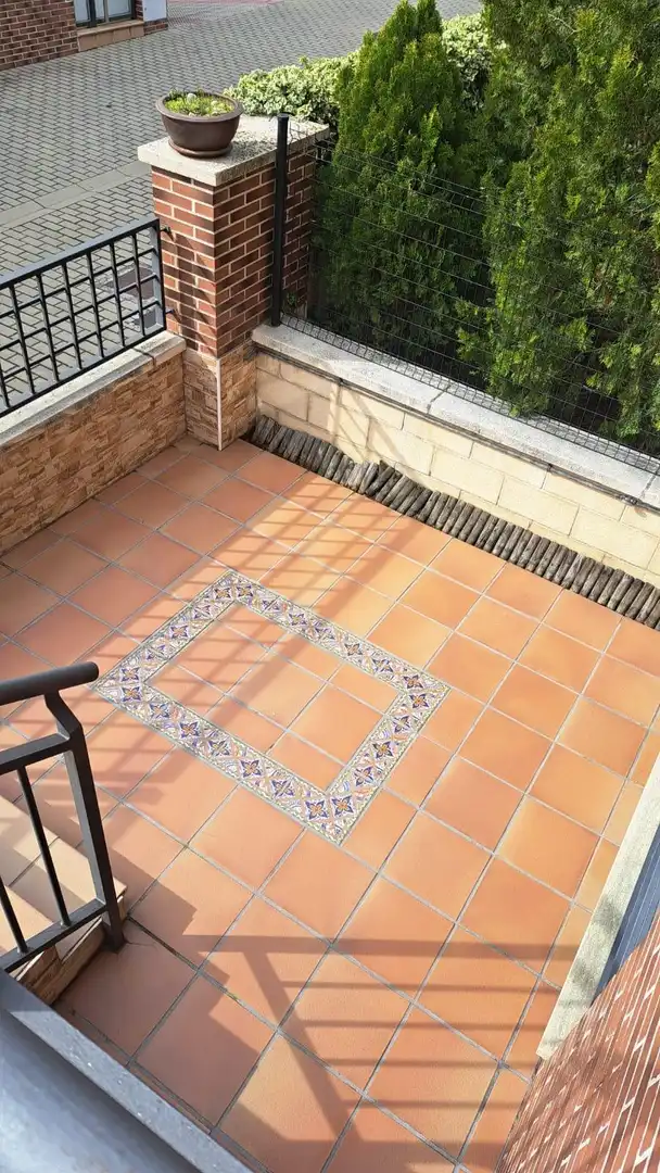 Terrasse von Einfamilien-Reihenhaus zum Verkauf in Valladolid mit Klimaanlage, Heizung und Privatgarten