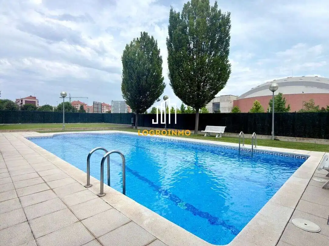 Swimming pool of Flat for sale in  Logroño  with Air Conditioner, Heating and Private garden