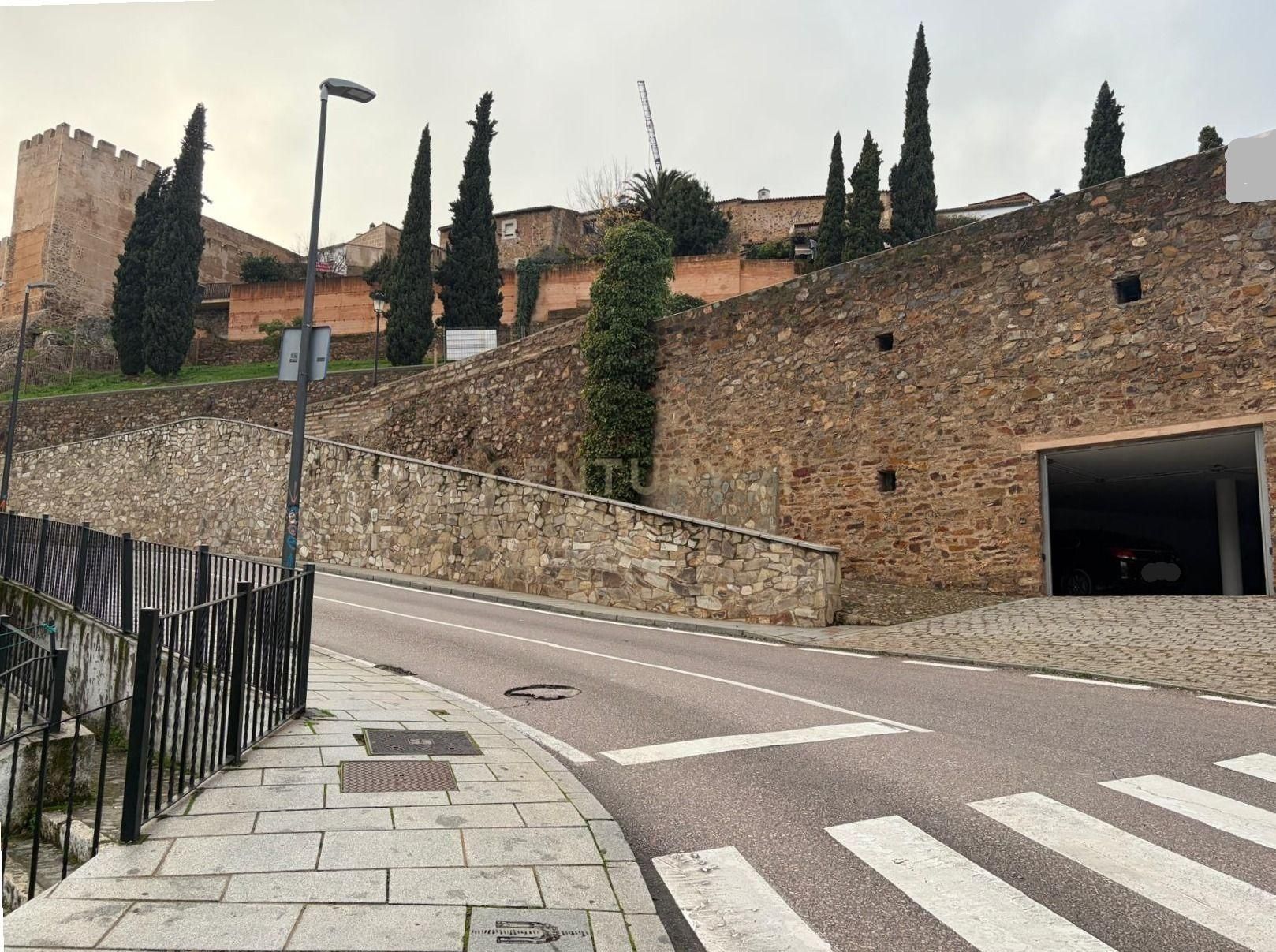 Vista exterior de Apartament en venda en Cáceres Capital amb Jardí privat, Piscina i Rentadora