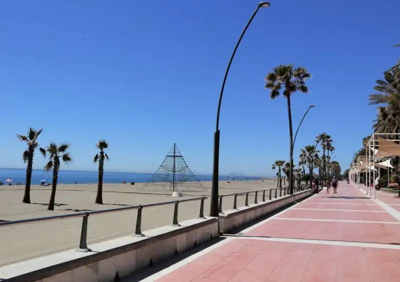 Vista exterior de Estudio de alquiler en Estepona con Aire acondicionado, Calefacción y Jardín privado