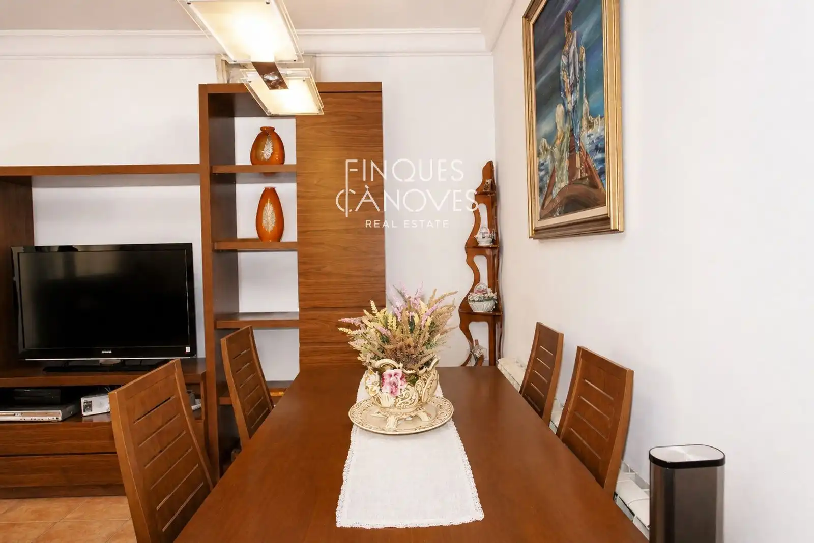 Esszimmer von Einfamilien-Reihenhaus zum Verkauf in Salt mit Heizung, Terrasse und Abstellraum