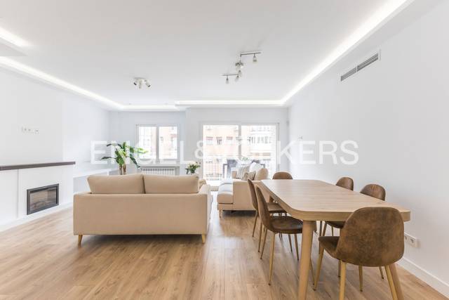 Piso en Venta en Reina Mercedes en Cuatro Caminos - Azca